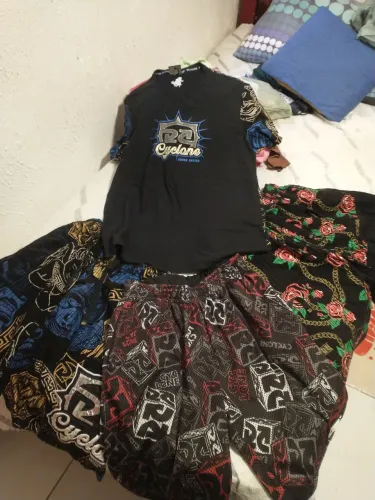 Vendo 3  Bermudas, uma camisa Cyclone todos originais e em perfeito estado bem novo.