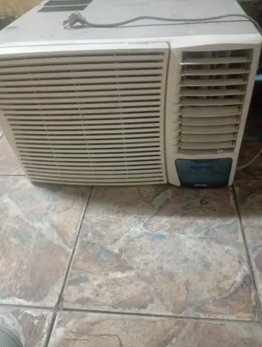 Ar condicionado de janela 18.000 BTUs. 220 volts