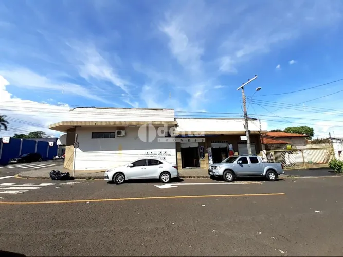 Casa Residencial disponível para venda no bairro Presidente Roosevelt em Uberlândia-MG