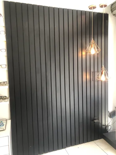 Painel ripado preto