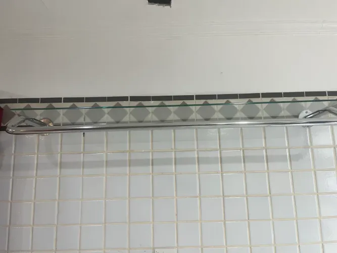 Prateleira  de vidro com  arara de parede 