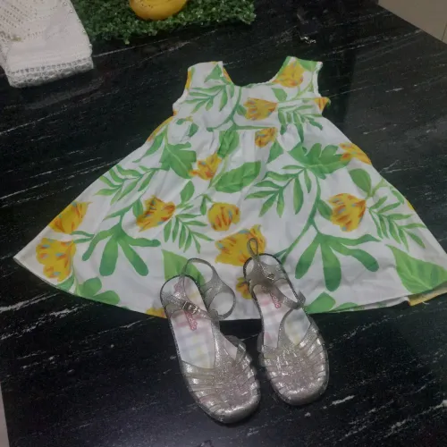Vendo vestido tamanho 8 e a sandalia 29/30 esta novinho 