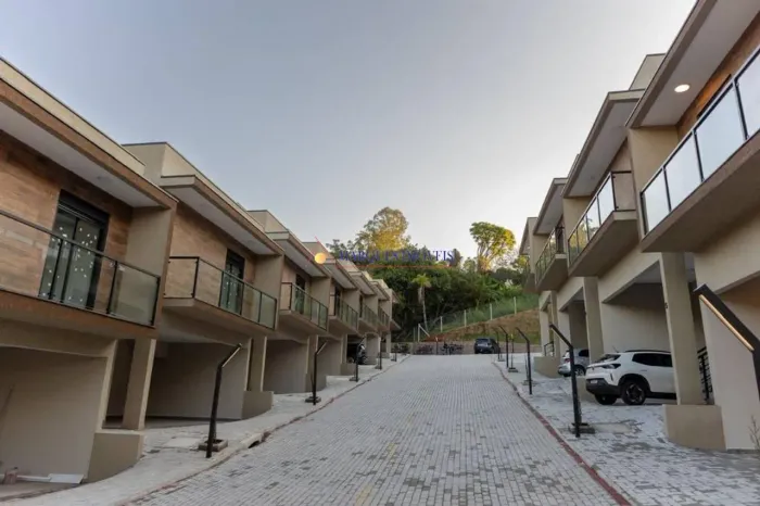 Casa com 3 dormitórios para alugar, 135 m² por R$ 8.000/mês - Vila Omizzolo - Louveira/SP