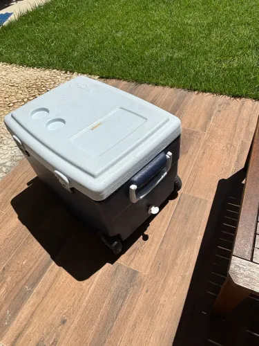 Caixa térmica com rodas 