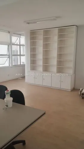 Conjunto comercial para locação na República, 47m² com sala grande, cozinha e banheiro.