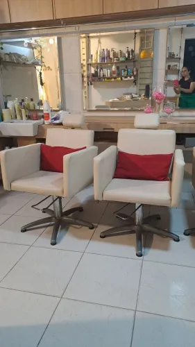 Vende-se 2 cadeiras de salão automáticas e inclináveis por 2.000,00.