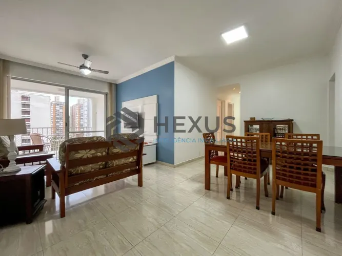 Apartamento com varanda e lazer a uma quadra da Praia das Pitangueiras, Guaruja