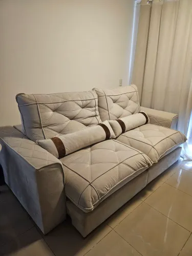 Sofá molas ensacadas 4 lugares retratil e reclinável. 250cm tecido veludo cor marfim