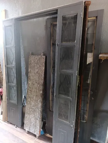 Porta de metal com centro de vidro