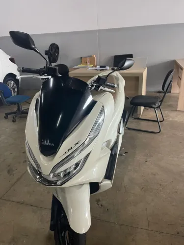 Moto Honda  PCX branca 