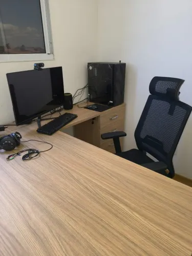 Conjunto de Computador, mesa e cadeira para escritório
