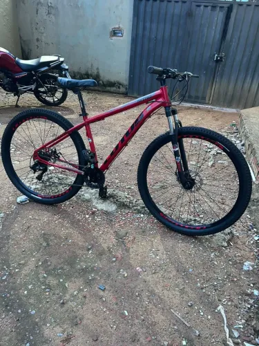 Bicicleta Aro 29 de marcha e Freio a Disco semi nova so pega e usar