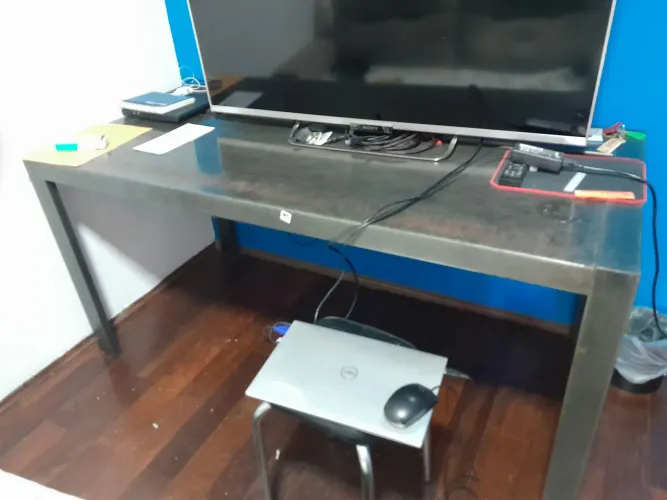 Mesa de trabalho em metal