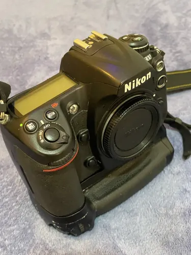 Câmera Nikon D300 com Grip