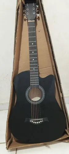 Violão Preto de Aço na Caixa