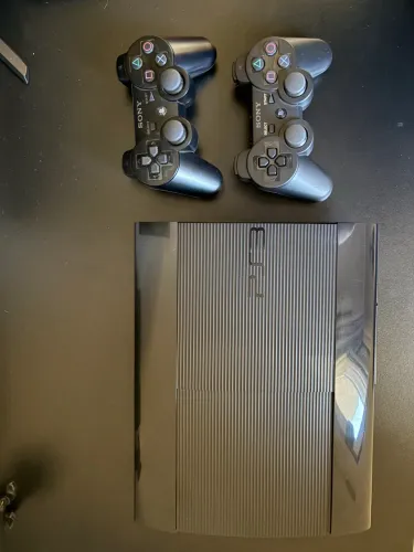 PS3 Super Slim Desbloqueado + 2 Controles Pronto pra jogar