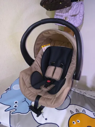 Lindo bebé conforto semi novo