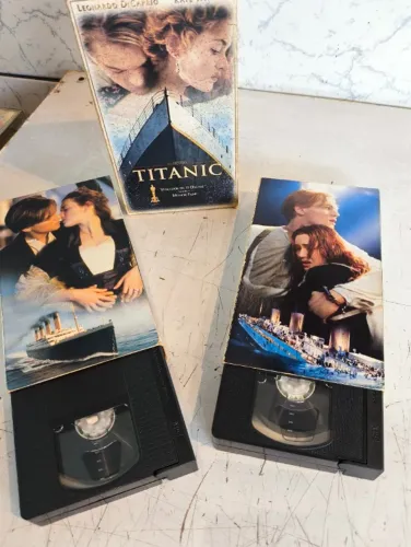 Box DUPLO em VHS do filme Titanic (1977) usada