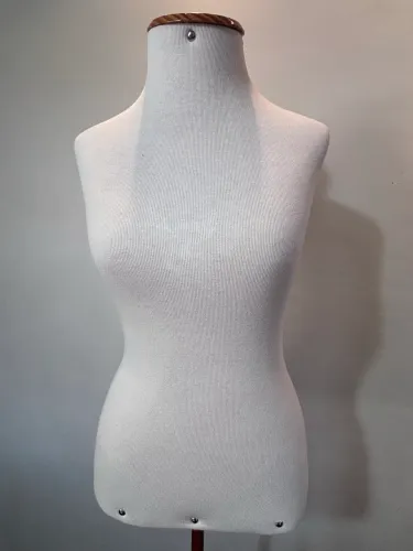 Manequim Busto Feminino com Pedestal Ajustável Costura e Vitrines Off.