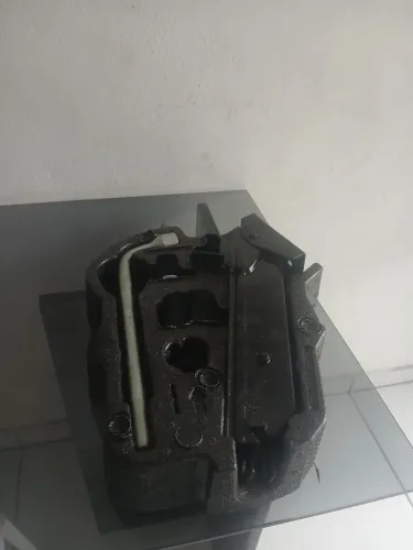 Macaco e chave de rodas 