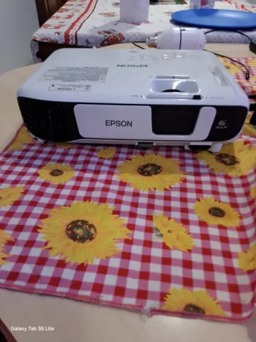Projetor Epson de imagem sistema hdmi e por Wi-Fi