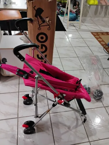 Carrinho de bebê rosa 