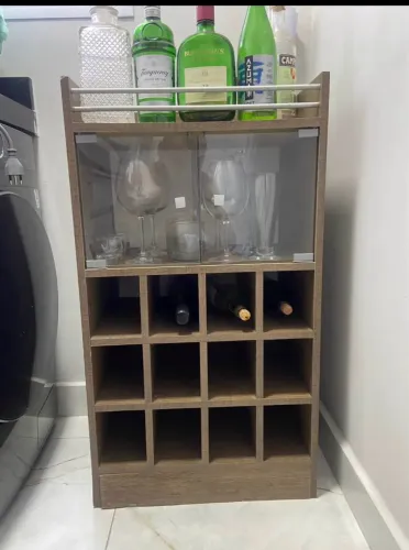 Barzinho adega para bebidas e taças