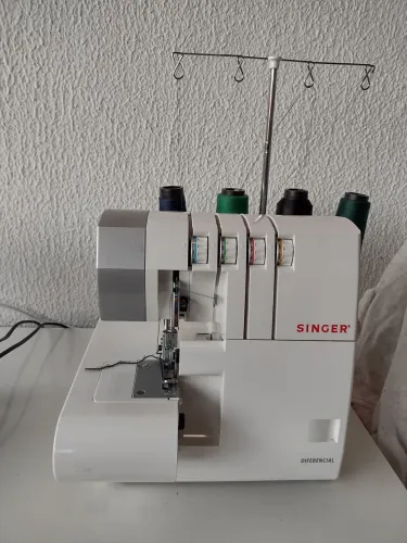 Máquina de costura overloque/ interloque Singer 