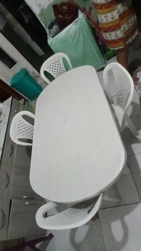 Mesa com 4 cadeiras , bem conservada.