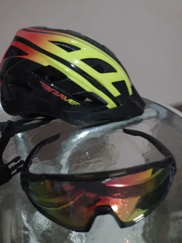 Capacete e óculos de ciclismo