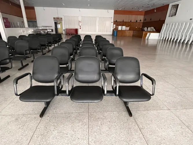 ? SUPER OFERTA! LONGARINA 3 LUGARES - R$ 350,00 CADA! ? VÁRIAS PEÇAS DISPONÍVEIS!
