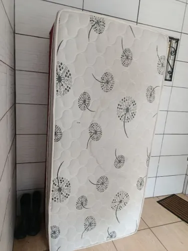 Vendo cama box solteiro D32 seminova