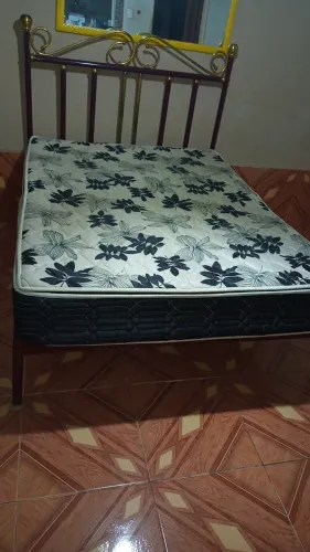 Cama Casal de Ferro Fundido com o Colchão de molas