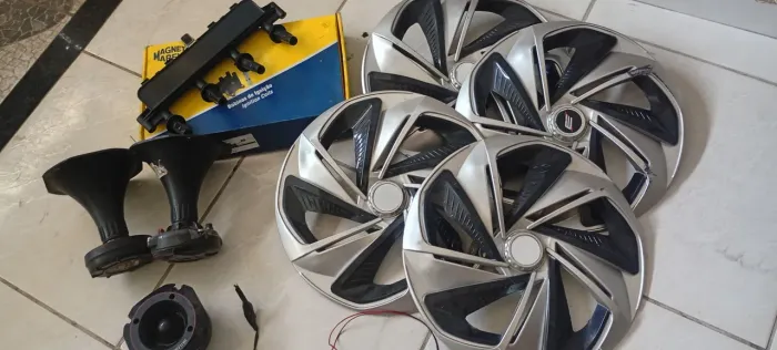 Pacotão pra vender logo uma bobina de iguicao duas corneta uma tuiter 4 calotas espotivas 