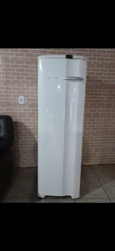 Freezer semi novo