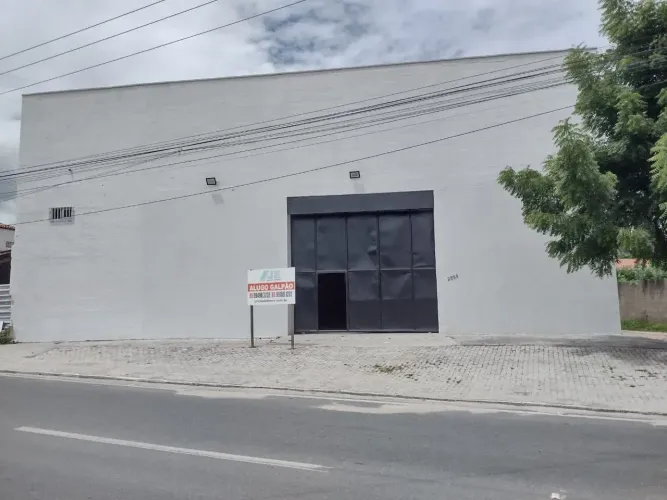 Galpao com 895m² localizado na Av. Monsenhor Tabosa em Itapipoca - CE