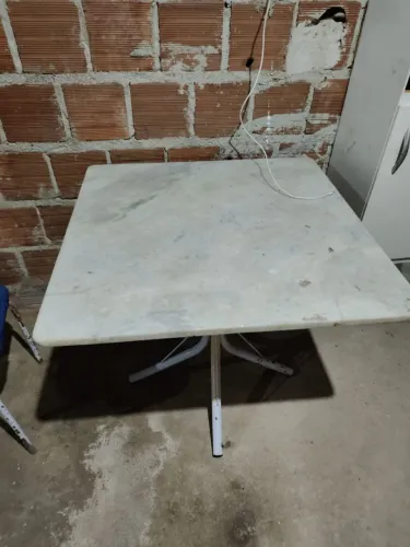 Mesa sem cadeiras