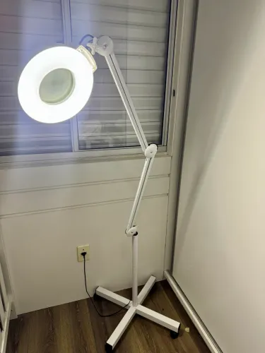 Lupa LED Profissional com Pedestal - Bivolt