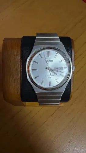 Relógio Casio com pulseira integrada 