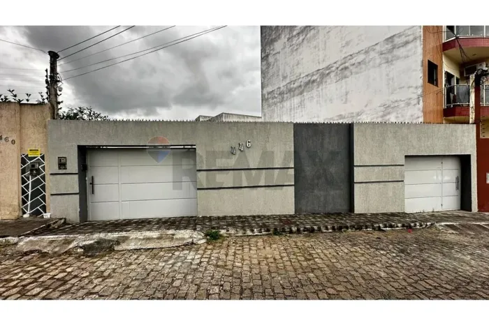 Alugue Casa de 4 Quartos em Jequiezinho, Bahia!