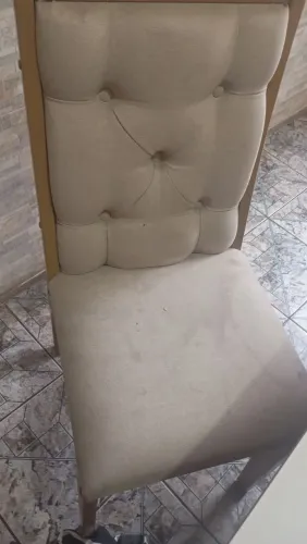 Vendo mesa de jantar. Com cinco cadeiras boas e uma tendo que apertar.