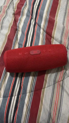 Caixa de som JBL grande. Alta e grave de qualidade.