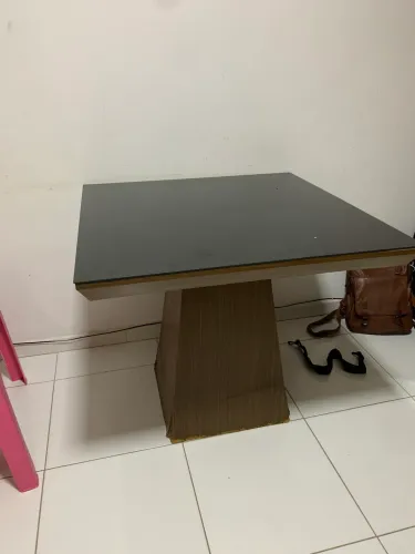 Mesa com tampo de vidro