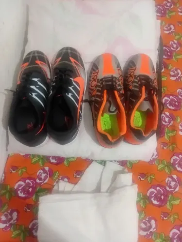 Vendo 2 chuteiras 1 número 38 outra número 39 uma de futebol e uma de futsal