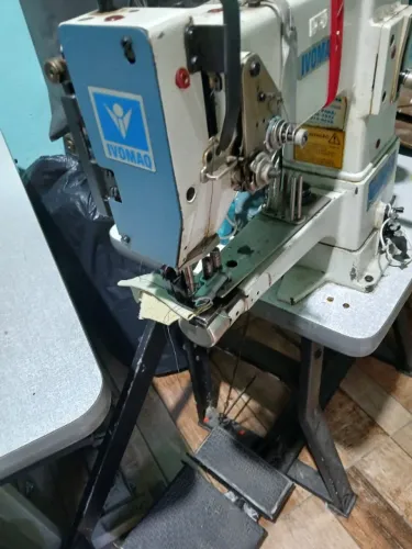 Máquina de costura industrial de braço funcionando perfeitamente lançadeira pequena.
