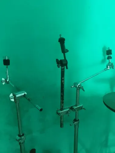 Duas estante girafa Sonor com clamp e extensor.
