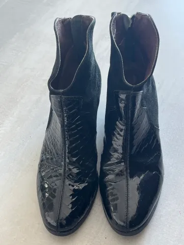 Bota em verniz preta Carmim