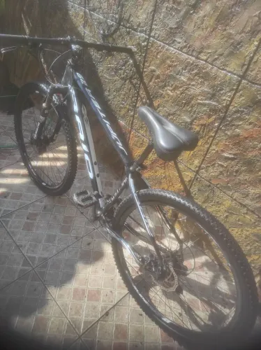 BICICLETA ARO 29 - 21 MARCHAS - QUADRO DE ALUMÍNIO 