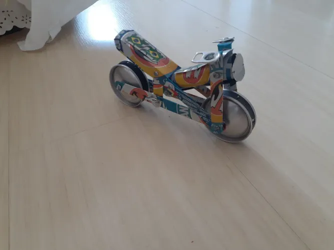 Moto de decoração artesanal feito com lata de alumínio 