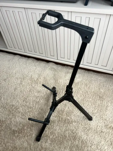 Suporte de chão para violão, guitarra e baixo.